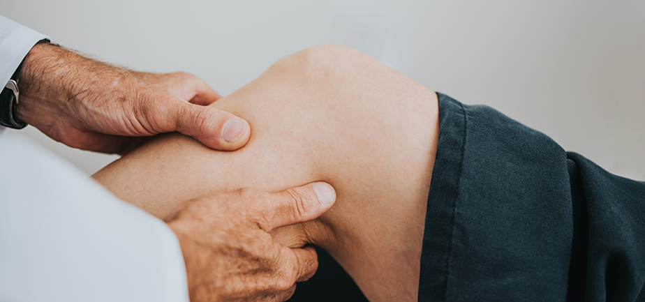 Patient with knee pain in doctor's office