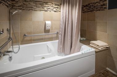 A clean and spacious bath tub